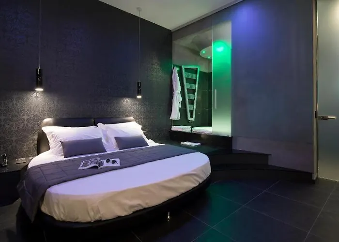 Gatto Bianco Mia 2* ميلان