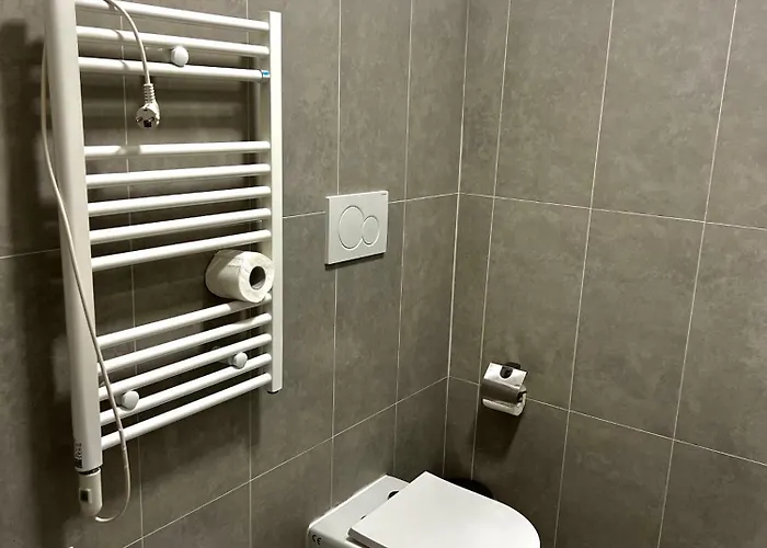 Moderno Bilocale Vicino Navigli E Bocconi מילאנו