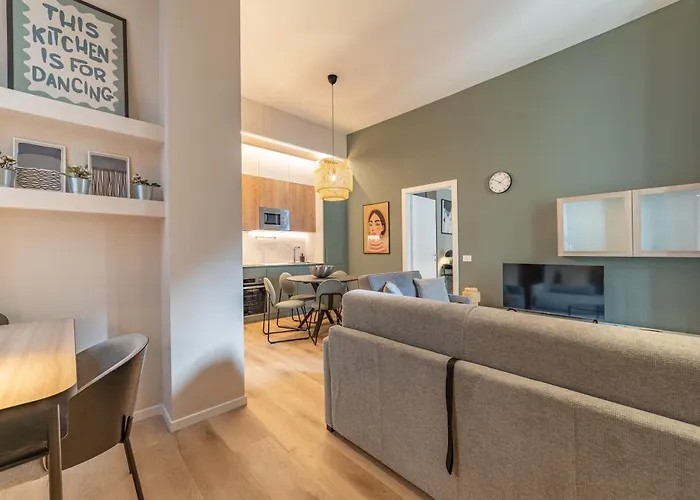 5' From Station, Elegance And Class