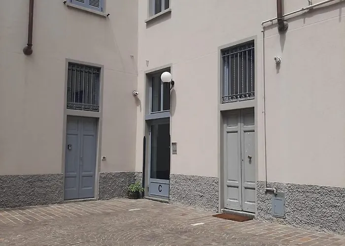 Suity L Pisacane 53 *