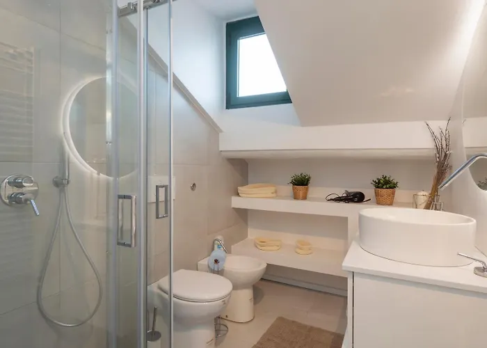 I Host - Jenner 14 Apartment