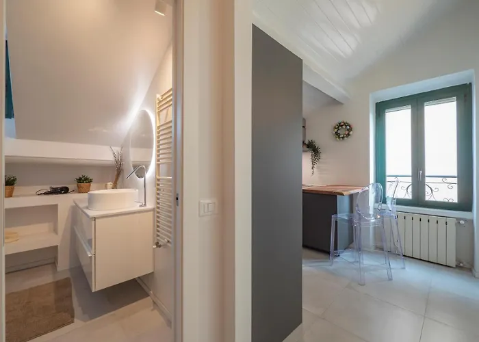 I Host - Jenner 14 * Milan