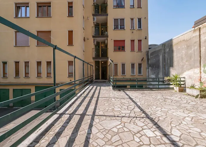 Close To The M3 Metro *