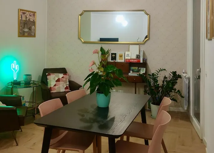 Moderno Bilocale Con Ampio Balcone Milão