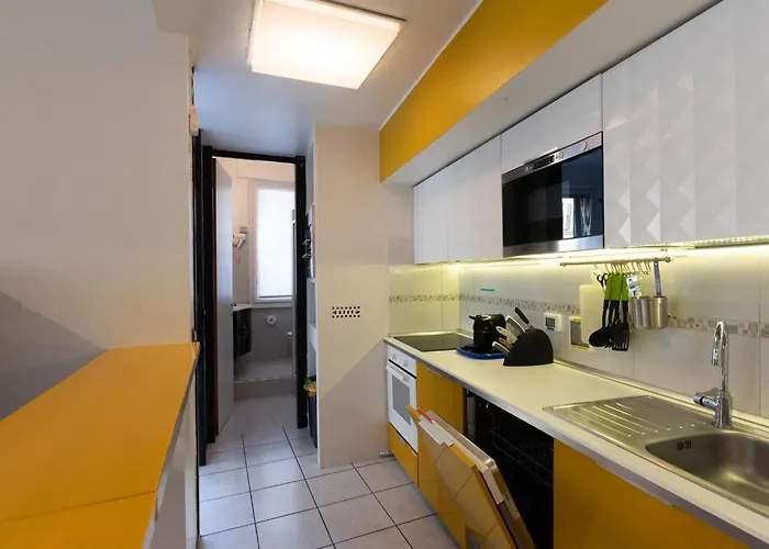 Stylish 8-bed Near Duomo Ideal For Groups Families With Terrace Garden Parking Milán