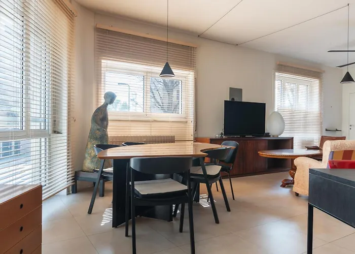 Spacious And Bright In The Center 아파트