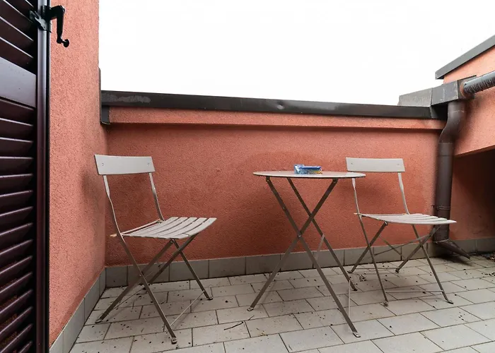 Guesthost - Spacious 600 Mt To Metro M3 Comasina *