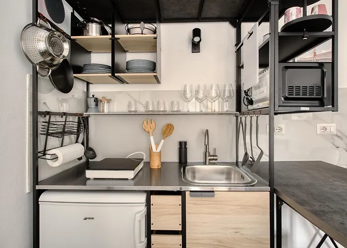 Joivy Stylish Double Near Metro Station Appartement Milaan