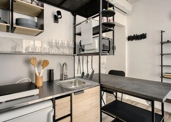 Joivy Stylish Double Near Metro Station Milaan
