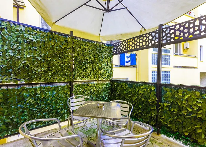 Stylish 8-bed Near Duomo Ideal For Groups Families With Terrace Garden Parking Milán