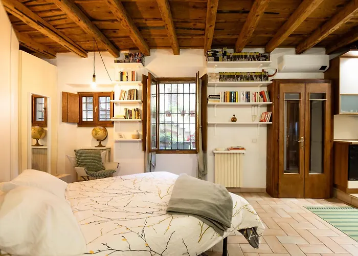 Cozy Apartment- Navigli * Milão
