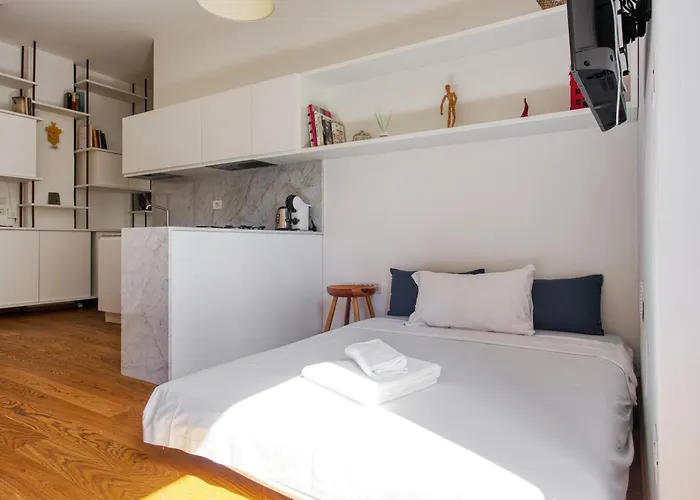 Just Urban - 1br With Outdoor Space - 10 Min Duomo By Tram Apartment *