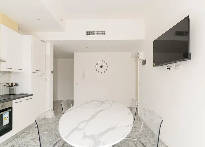 Guesthost - Spacious Navigli * Milan