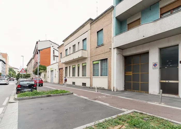 Guesthost - Bright M1 Pasteur