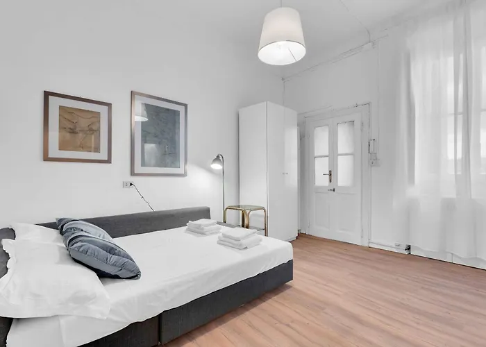Alzaia Naviglio Grande 40 * Milão
