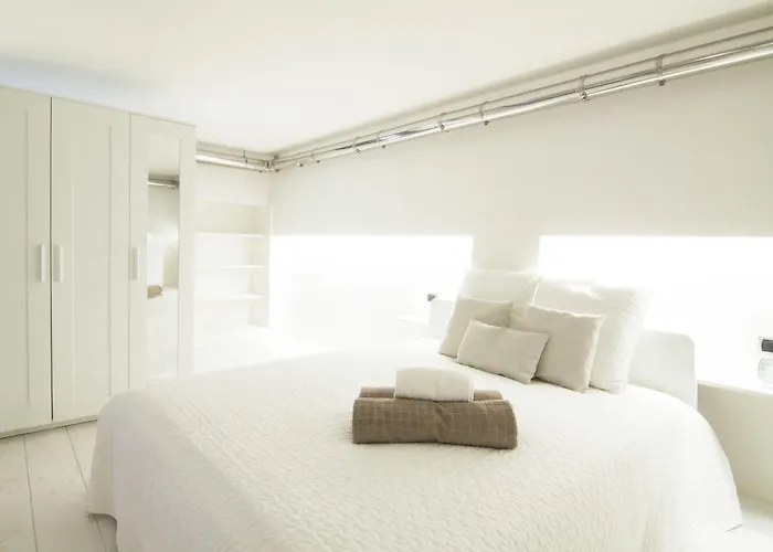 Alessia's Flat - Mac Mahon