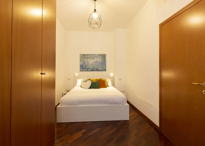 Urban Retreat - Isola District Apartment