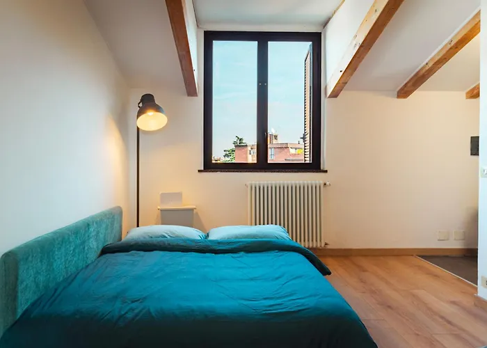 Luminosa Mansarda Con Travi In Legno Apartment Mailand