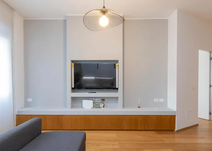 I-host - Bronzino 7 Милан