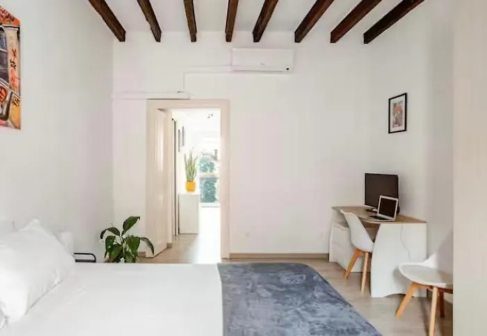 דירה Stylish Flat Near Duomo - Metro 50 M - 4 Guests מילאנו