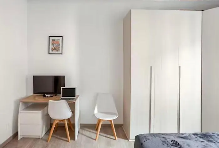 Stylish Flat Near Duomo - Metro 50 M - 4 Guests *