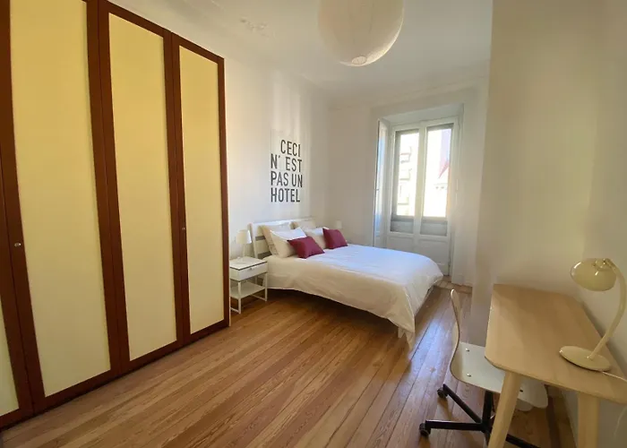 Lodovica Milano-metro M4-navigli-bocconi Milan