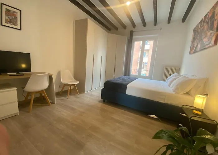 Stylish Flat Near Duomo - Metro 50 M - 4 Guests דירה מילאנו