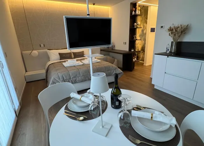 Luxury - Metropolitana M4- San Babila -stadio San Siro - Duomo - Aeroporto Linate - Castello Sforzesco Milánó