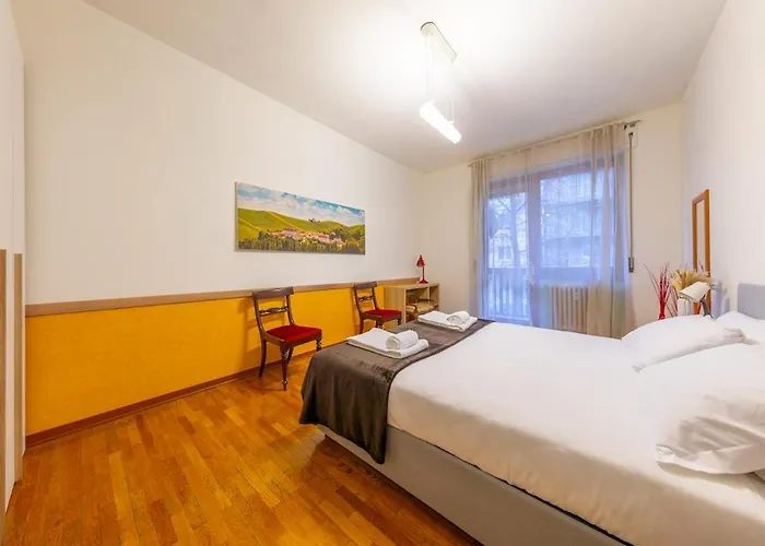 - Spacious And Bright Apartment, Elegant Area Milano