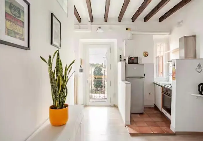 Stylish Flat Near Duomo - Metro 50 M - 4 Guests *