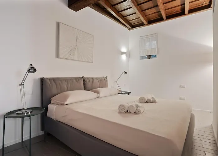 Corso Magenta Historic Apartment *