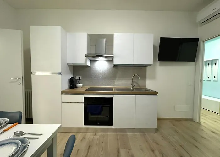 Lucania Azzurra Apartment, Elegante E Confortevole, Con Metro M3 Sotto Casa, Collegamento Diretto A Duomo Di E Stazione Appartamento *