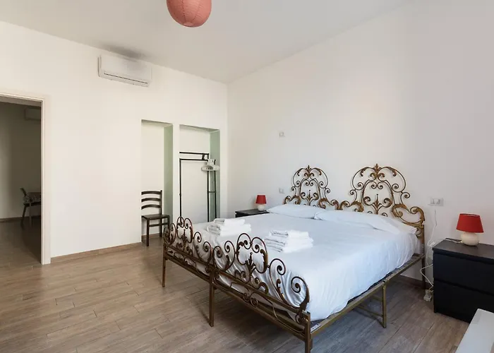 Guesthost - Grey & Flat *