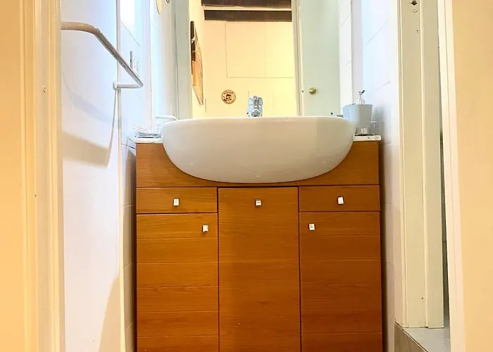 Stylish Flat Near Duomo - Metro 50 M - 4 Guests דירה