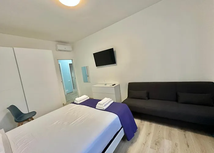 Appartamento Lucania Azzurra Apartment, Elegante E Confortevole, Con Metro M3 Sotto Casa, Collegamento Diretto A Duomo Di E Stazione