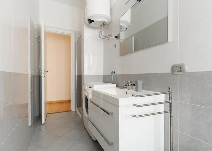 Guesthost - Bright Gambara Mediolan