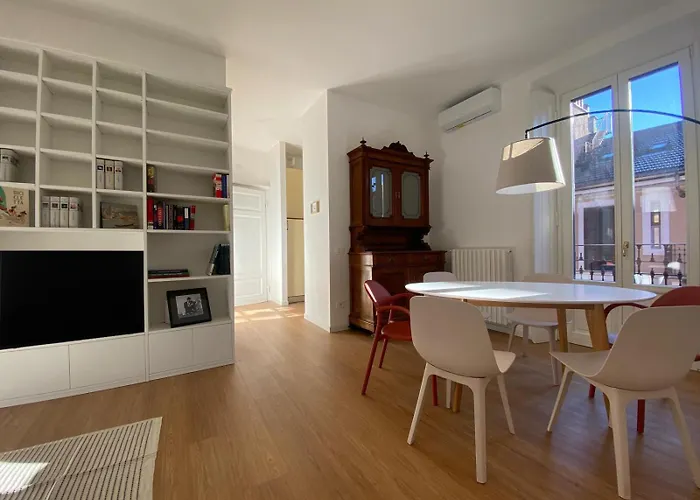 Lodovica Milano-metro M4-navigli-bocconi *