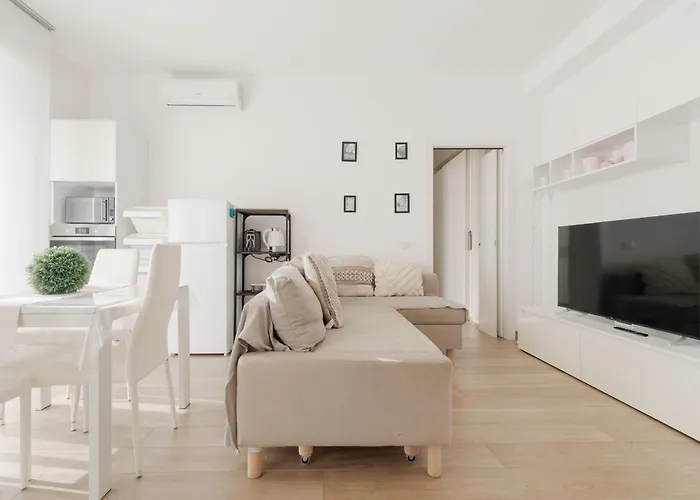 Guesthost - Spacious Balcony X6 * Milánó