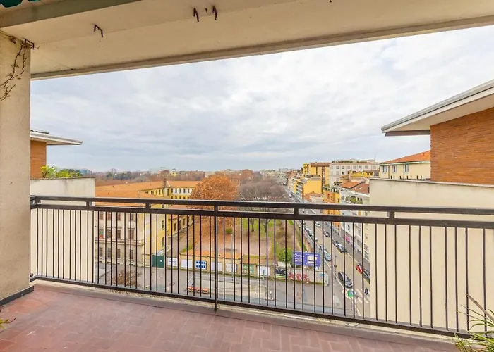 アパート Spacious And Bright 2bdr, 2 Bathrooms ミラノ