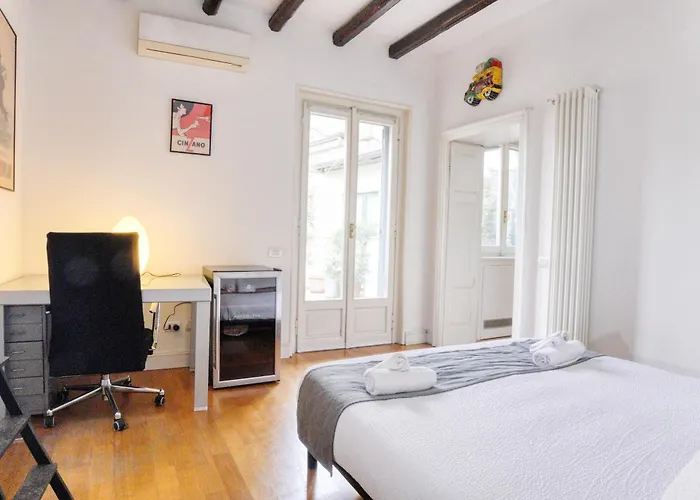Апартаменты Duomo Charming Maison With Private Terrace - A Unique Milanese Experience Милан