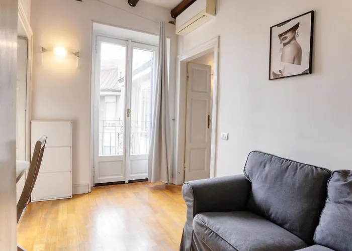 Апартаменты Duomo Charming Maison With Private Terrace - A Unique Milanese Experience