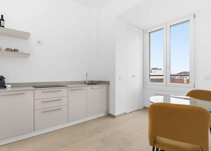 Premium With Balcony - Hospital Besta Milano