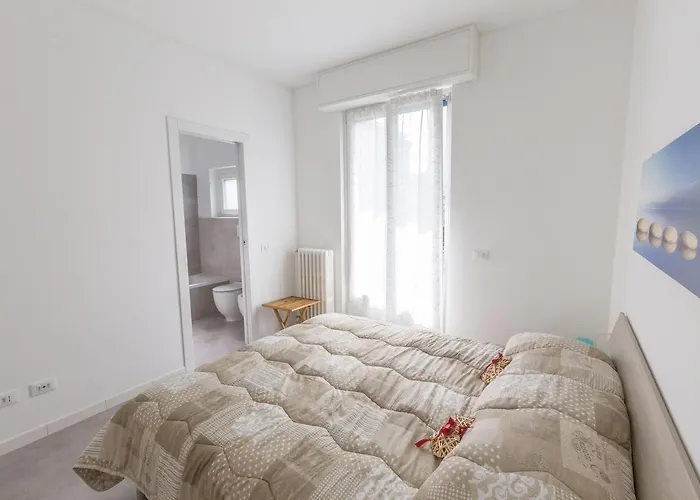 Guesthost - Business Balcony Flat * Milan