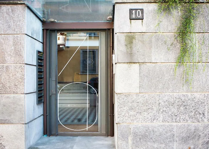 アパート Flat With Private Garden- Direct Metro Connection To Duomo In 15 Min ミラノ