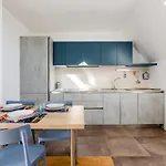Guesthost - Modern With Terrace, Wifi & Ac شقة
