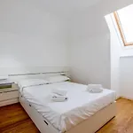 Guesthost - Modern With Terrace, Wifi & Ac ميلان