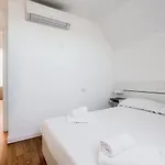 Guesthost - Modern With Terrace, Wifi & Ac شقة *