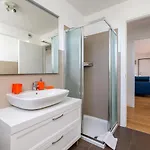 شقة Guesthost - Modern With Terrace, Wifi & Ac
