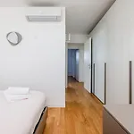 شقة Guesthost - Modern With Terrace, Wifi & Ac ميلان