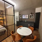 Porta Romana Gold شقة *